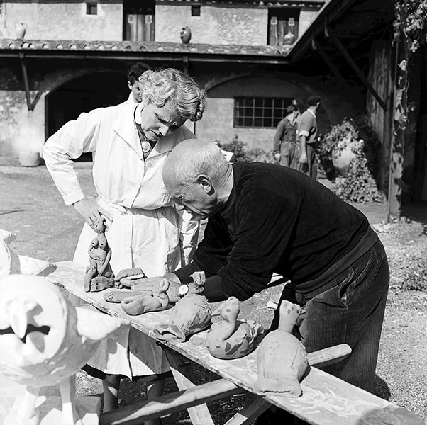 Picasso et Suzanne Ramié, chez Madoura