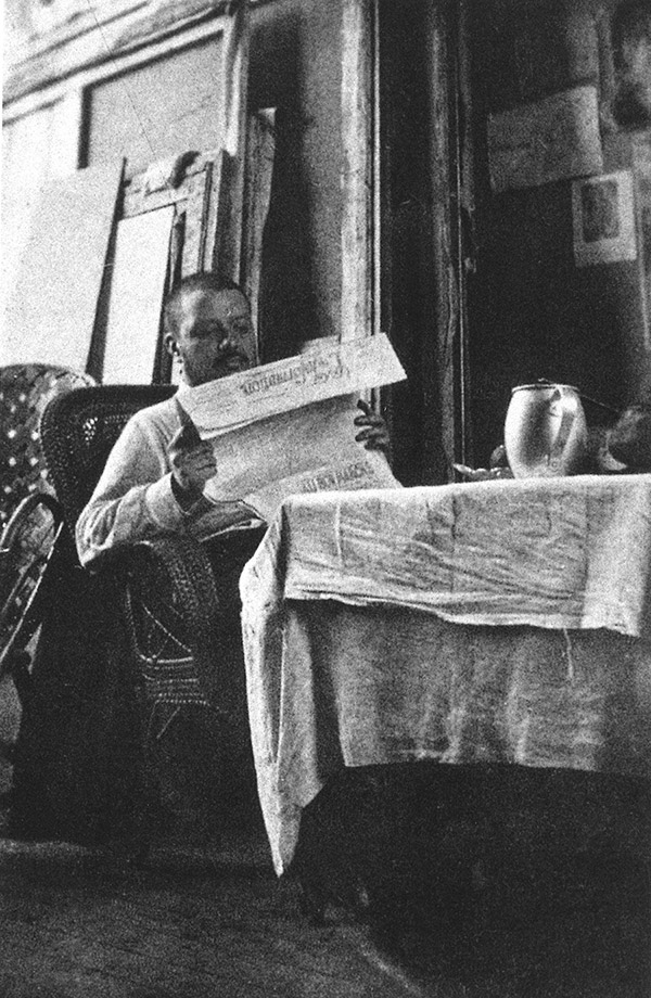 Diego Rivera lisant dans son atelier rue du Départ à Paris.